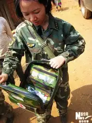 记者实拍抗旱大军中最美丽的女兵身影