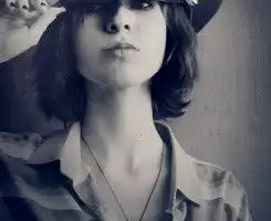 黑白带帽子的女头像,孤独寂寞无声的女人