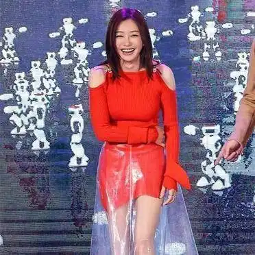 内搭一件宽的横条纹长袖t恤,比较的简单经典