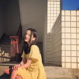 王菲女儿李嫣近照曝光13岁李嫣涂红唇浑身散发女人味