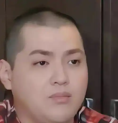 曝吴亦凡牢狱生活丰富脸部圆润极度配合,当上班长还抽空写歌