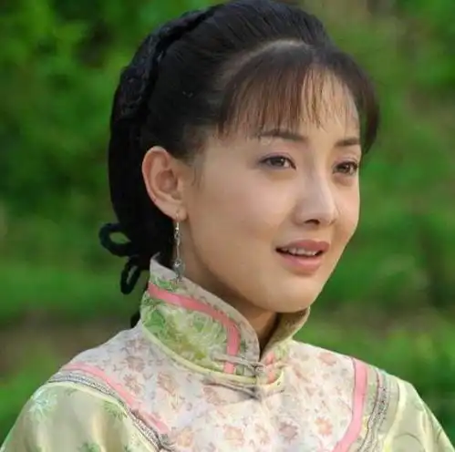 45岁牛莉一家子近照,老公比郭冬临还帅,女儿长相貌美很像她