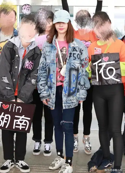 蔡依林的私服穿搭真时髦,涂鸦牛仔外套配破洞牛仔裤,好洋气