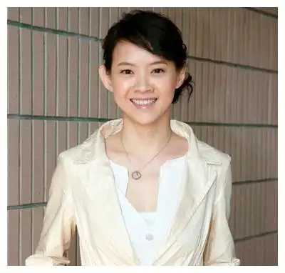 父亲是著名明星,她是央视主持人,45岁却还是单身