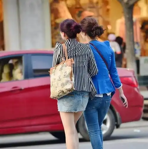 紧身牛仔裤可以营造出女人时尚优雅的气质