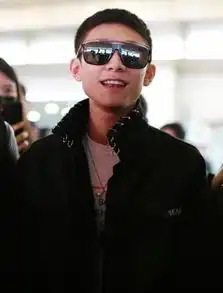 张一山现身北京机场这外套也太性感