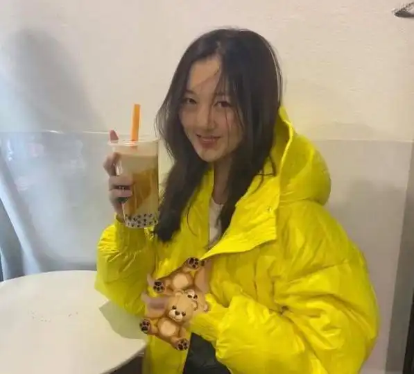 嫣然基金办派对,50岁王菲活泼嗨跳似少女,13岁李嫣扭起来超带感