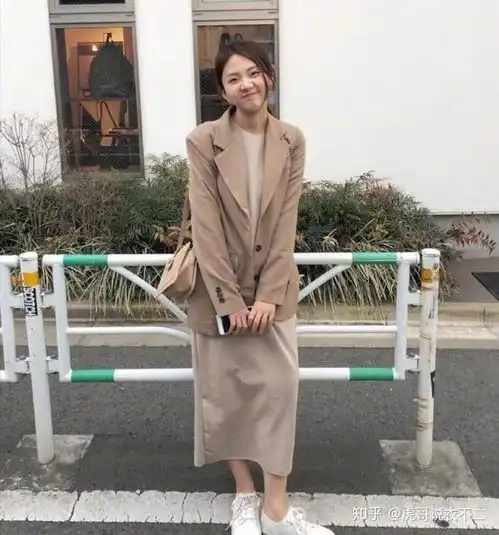 大地色系才更适合优雅女人,低调优雅还百搭,不挑肤色凸显气质