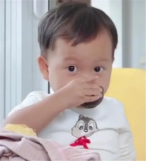 宝宝长得着急,看上去像80后,网友自力更生也没问题啊