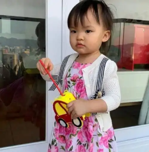 熊黛林老公晒双胞胎萌照,姐姐灵气十足,妹妹继承妈妈名模气场