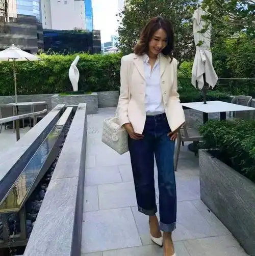 黎姿人到中年更有韵味,穿白衬衫配短裙,气质高级比少女耐看
