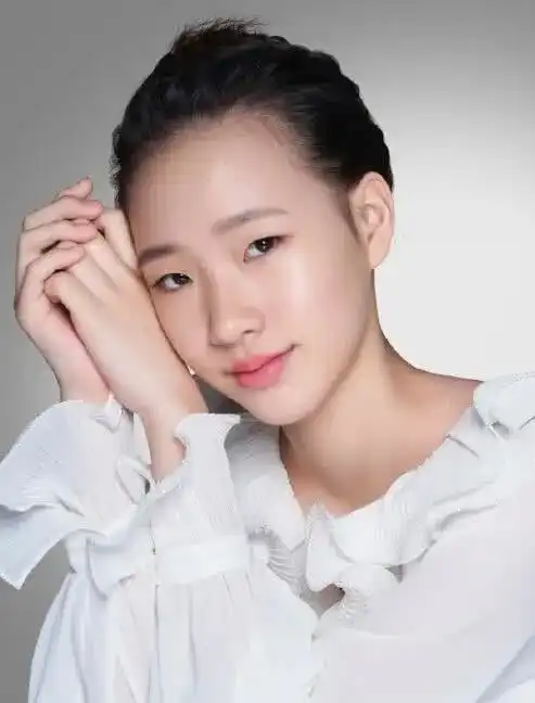 小s大女儿再拍时尚大片,高马尾露脐装气场全开,知性优雅气质佳