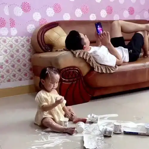 老爸负责看美女视频,女儿负责祸祸东西,老妈负责双打