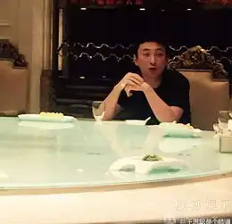 又换妹子王思聪饭局美女相伴吃得欢8505842