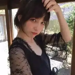 短发女生衣服这么穿,耳饰这么戴,很女人