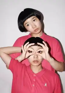鬼马少女的怪诞自拍女摄