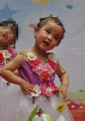 镇安县青铜关镇一位三岁小女孩遭遇重大事故