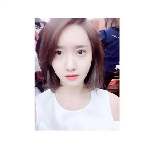 少女时代的一员,拥有简单得体的穿衣风格,清纯甜美我家林允儿