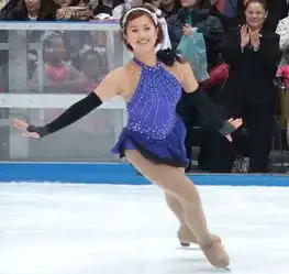 安藤美姬私宅密会西班牙花滑王子临别献热吻