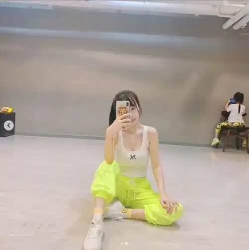 李小璐素颜现身秀好身材,小清新打扮似少女,抬手撩发很迷人