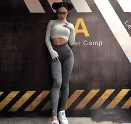 街拍美女紧身打底裤让腿型更显纤细修长,特别柔美