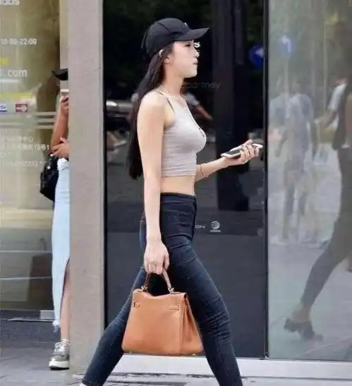 长发飘飘小美女黑色紧身裤,休闲时尚的穿搭,尽显青春活力