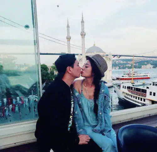 安以轩与老公蜜游土耳其,庆祝结婚一周年,两人甜蜜幸福