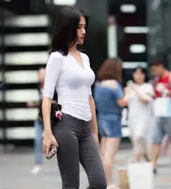 街拍混血颜值时尚搭配,气质不仅淑女又大方