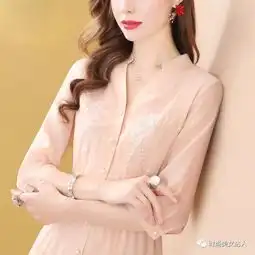 中年女人更要打扮穿这样的气质连衣裙,优雅不失女人味
