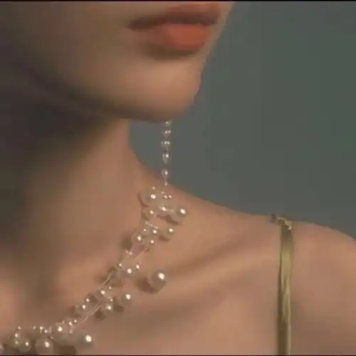 女生头像我站在风口满世界都是你的气息