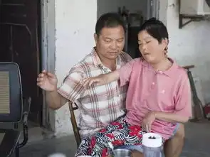 这个50岁男人天天对着嘴亲他老婆,知道真相的人眼睛都哭红了