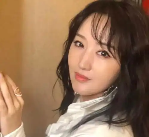 48岁杨钰莹近照曝光,肌肤白嫩又细腻,逆生长的冻龄女神
