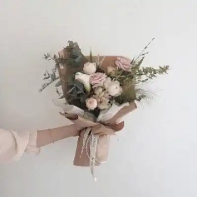 手拿一束花的唯美图片真实鲜花花束图片大全