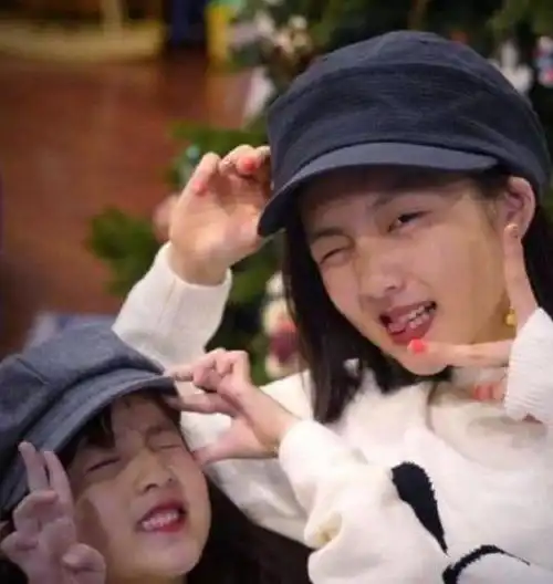 陆毅12岁女儿近照惹争议,烫头发染指甲,风格比黄多多还成熟