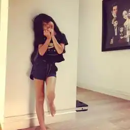 曹格真是幸福模特老婆皮草加身贵妇范,9岁女儿身高及妈妈肩