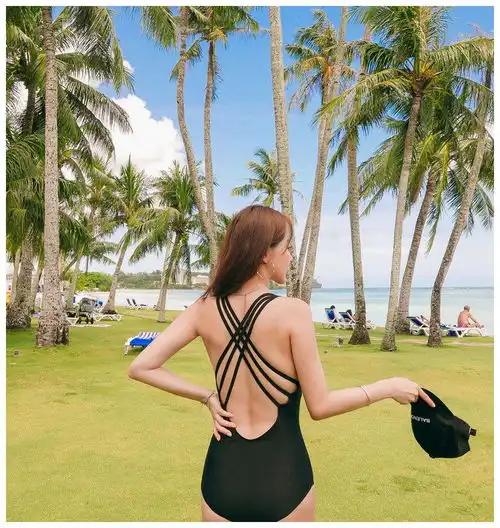 美图身材高挑气质优雅的女生泳装写真集