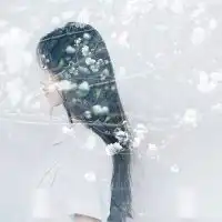 与寂寞相伴的女生微信头像余生选择一个人过