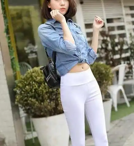 极具个性的牛仔裤美女,秀出漂亮的姿态,太吸引人了