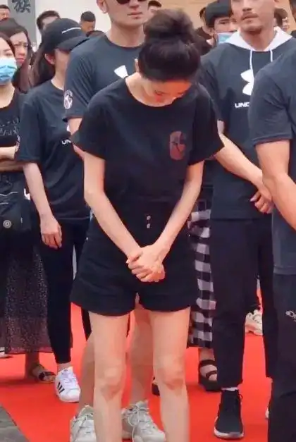 佟丽娅真人长啥样关掉美颜滤镜,真实身材一目了然