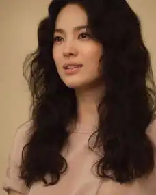 37岁宋慧乔又换发型,刘海短发逆龄如少女,站在欧巴身边如初恋