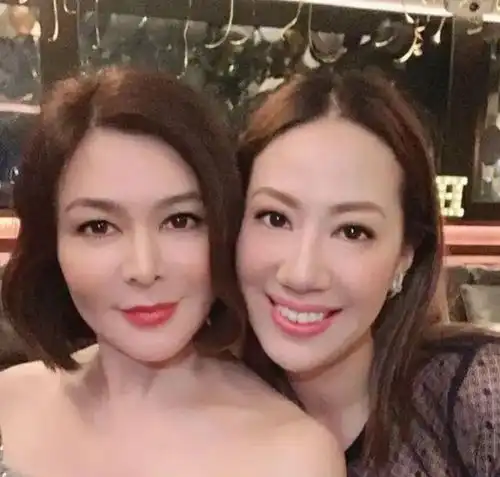 关之琳出席庆生派对穿咖色毛衫戴俩手镯很时髦,寿星被众星捧月