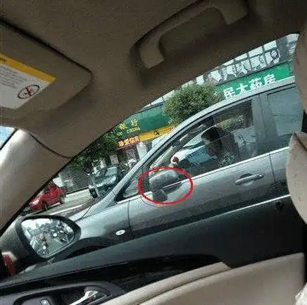 原创搞笑gif段子对于女司机来说,后视镜神马的都是摆设啊