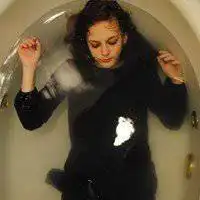 谁在执着着逝去的依恋qq欧美女生头像