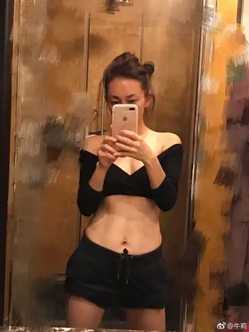 45岁的牛莉大秀长腿马甲线谁还敢说中年妇女很肥腻