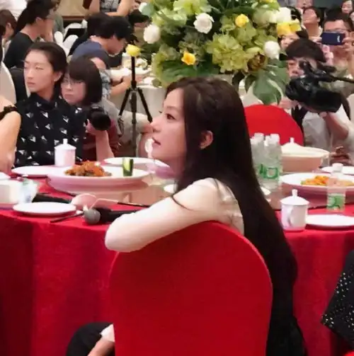 10岁女孩撞脸赵薇,简直一个模子刻出来,网友复制粘贴的吗