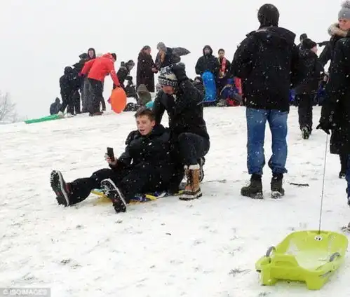 贝克汉姆带儿子滑雪独享男孩时光