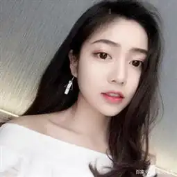 开心一笑去广场散步,一个大叔在摆摊卖望远镜