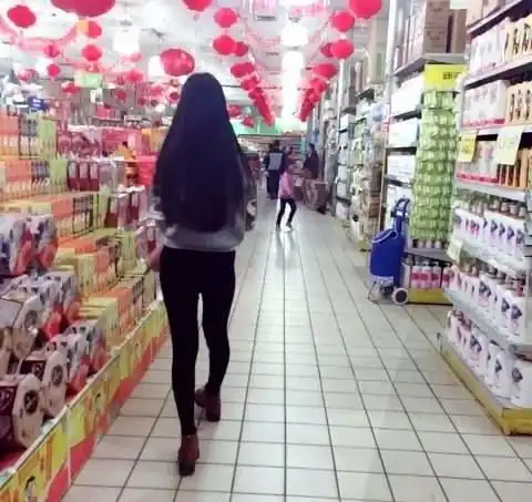 5岁女孩在超市被怀疑偷东西,脱下她的外套,店员感动落泪