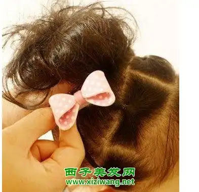 最可爱小女孩发型绑扎方法图解