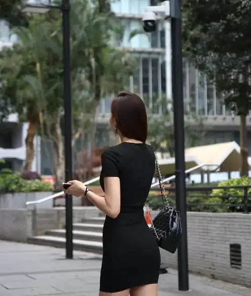 气质女孩喜欢短裙,打造时尚优雅的造型美